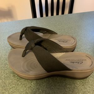 Size 5 Clark’s flip flops black